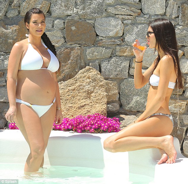 kimkardashian_pregnant_bikini_kendall