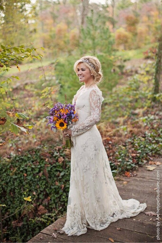 Kelly Clarkson looks stunning! Marriage does that, huh?
