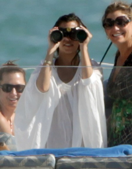 Kim & Kourtney Kardashian Spend A Day At Sea!