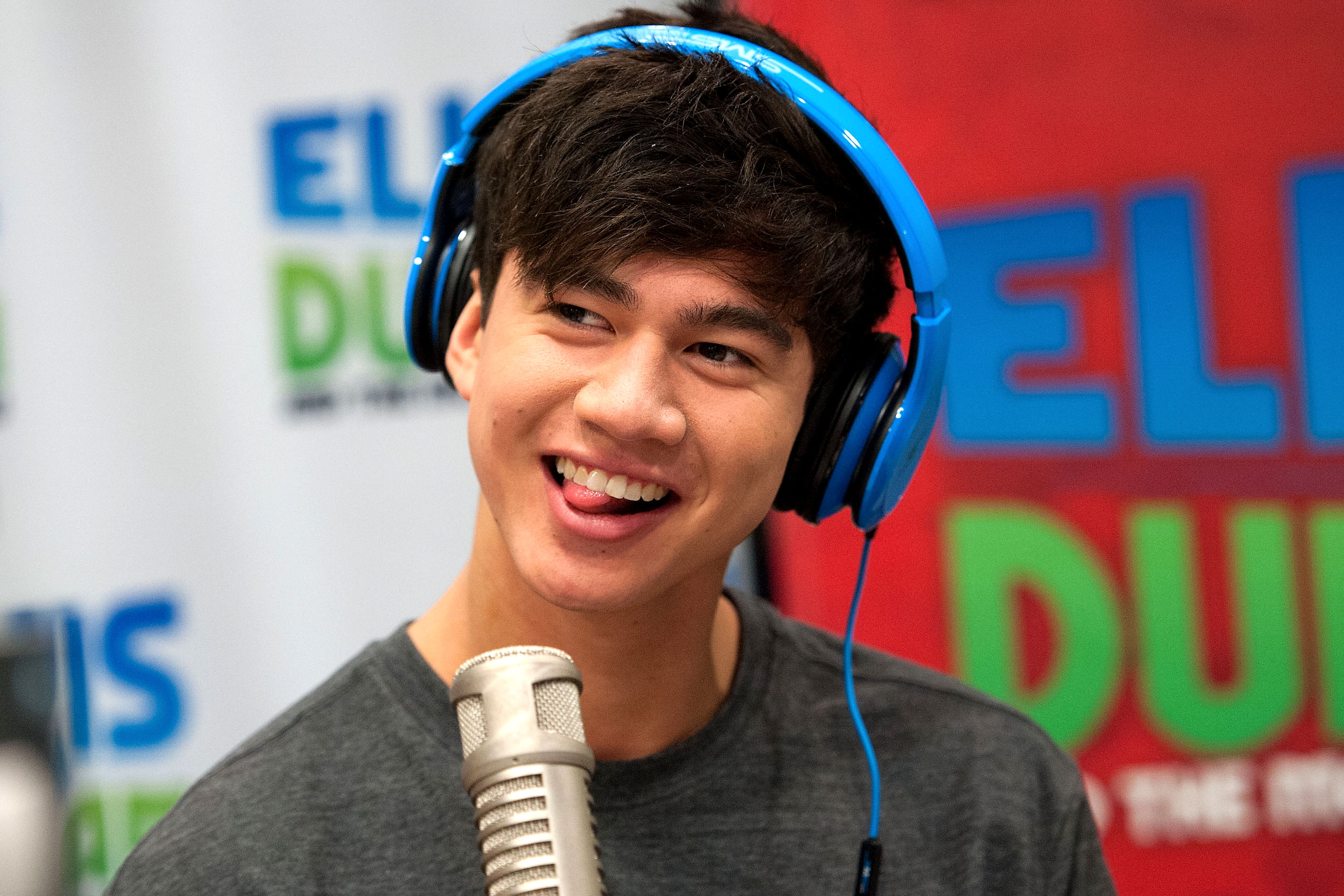 Calum Hood's Best Blue Hair Moments in 2019 - wide 9