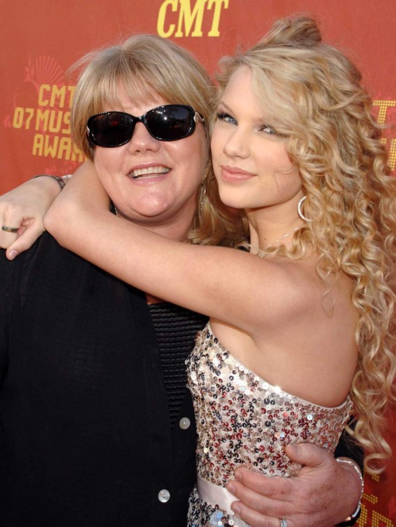 2007 CMT Music Awards - Taylor Swift and mom